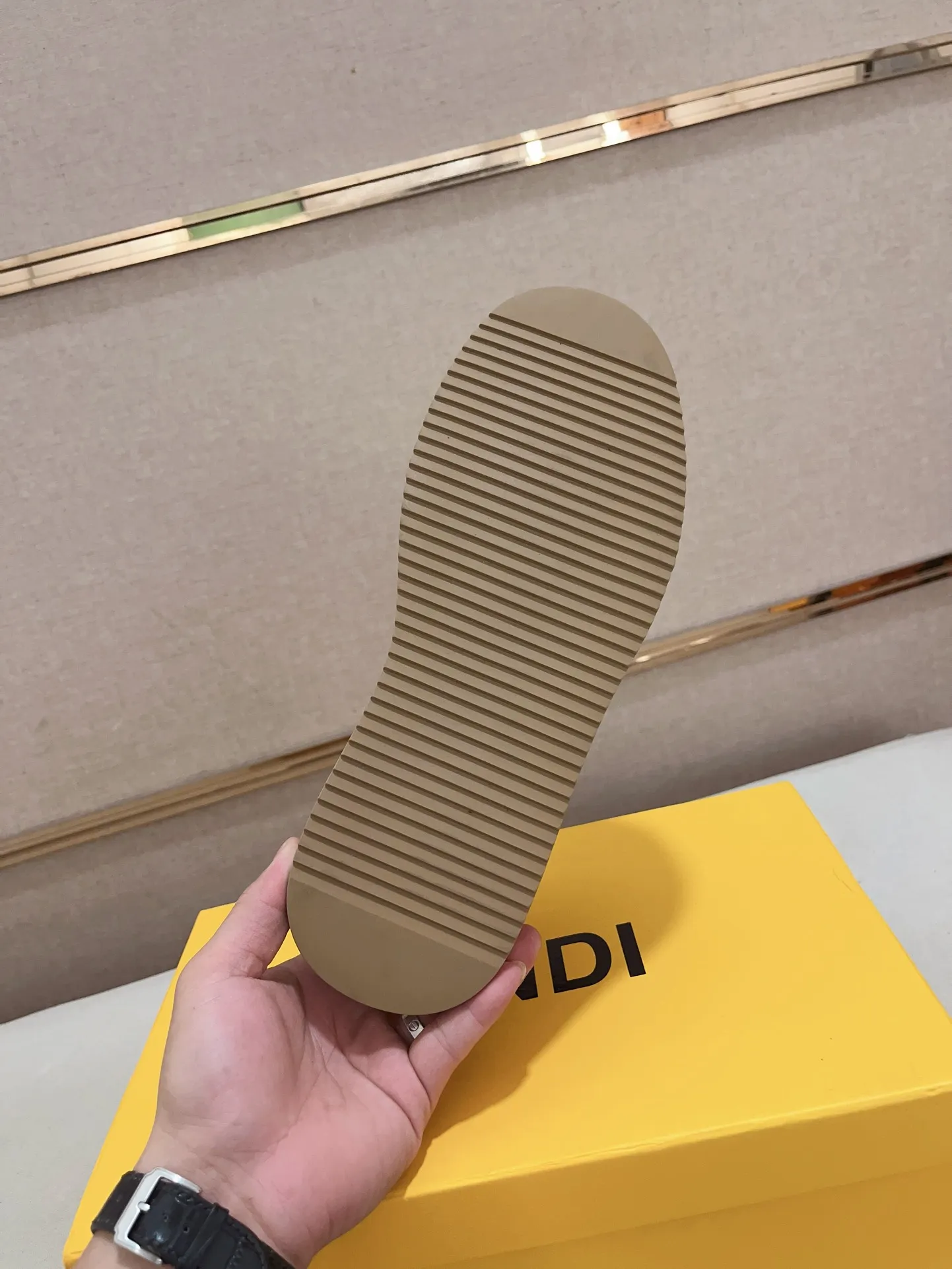Men's shoes💰: 400💰[Fendi] Fendi's latest casual shoes for men! Available at counters simultaneously! A one-to-one replica of the original. All imported official website one-to-one cowhide fabric. The interior is made of top-grade sheepskin, and the original factory-supplied rubber outsole is used. Leading new fashion concepts. Matching code: 38-44. (can be customized for 45 non-refundable)